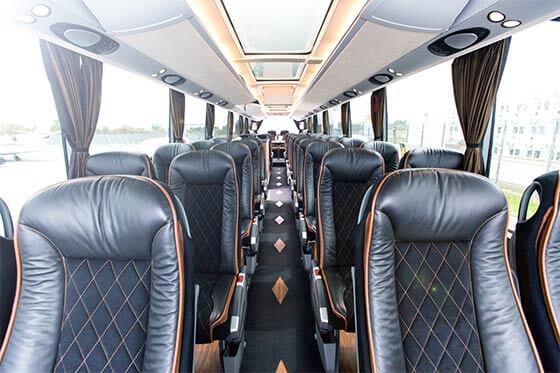 Innenraum eines Reisebusses.