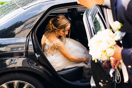 Hier sehen Sie eine Braut in einer der INTERLINE Limousinen.