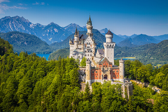 Hier sehen Sie Schloss Neuschwanstein, zudem Sie mit INTERLINE München reisen können.
