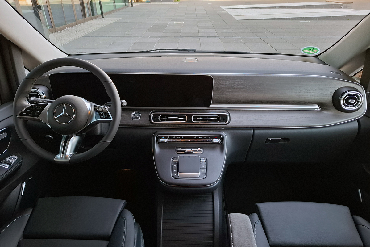Minivan Mercedes V300d 4matic interior front.