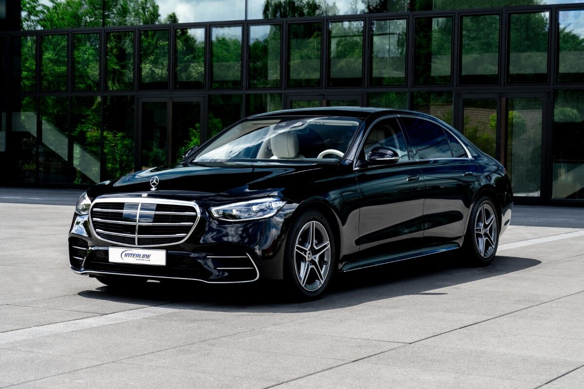 Limousine Mercedes S450 L 4matic front view.
