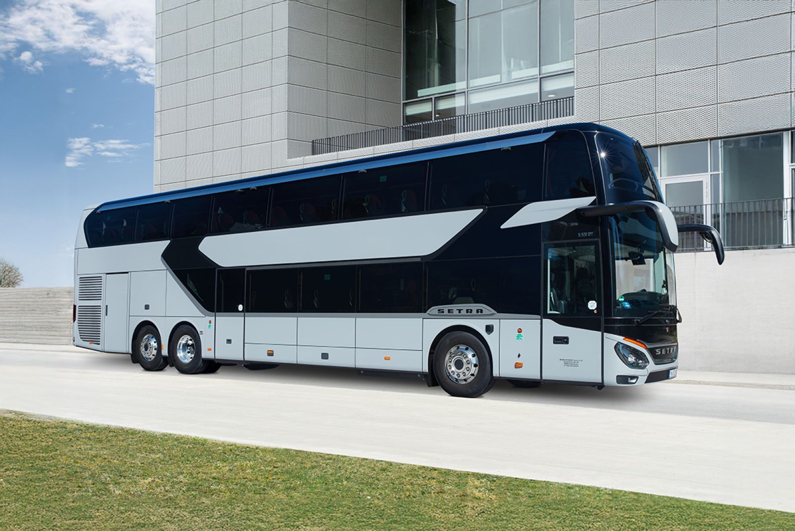 Bus 82-Sitzer von der Seite.