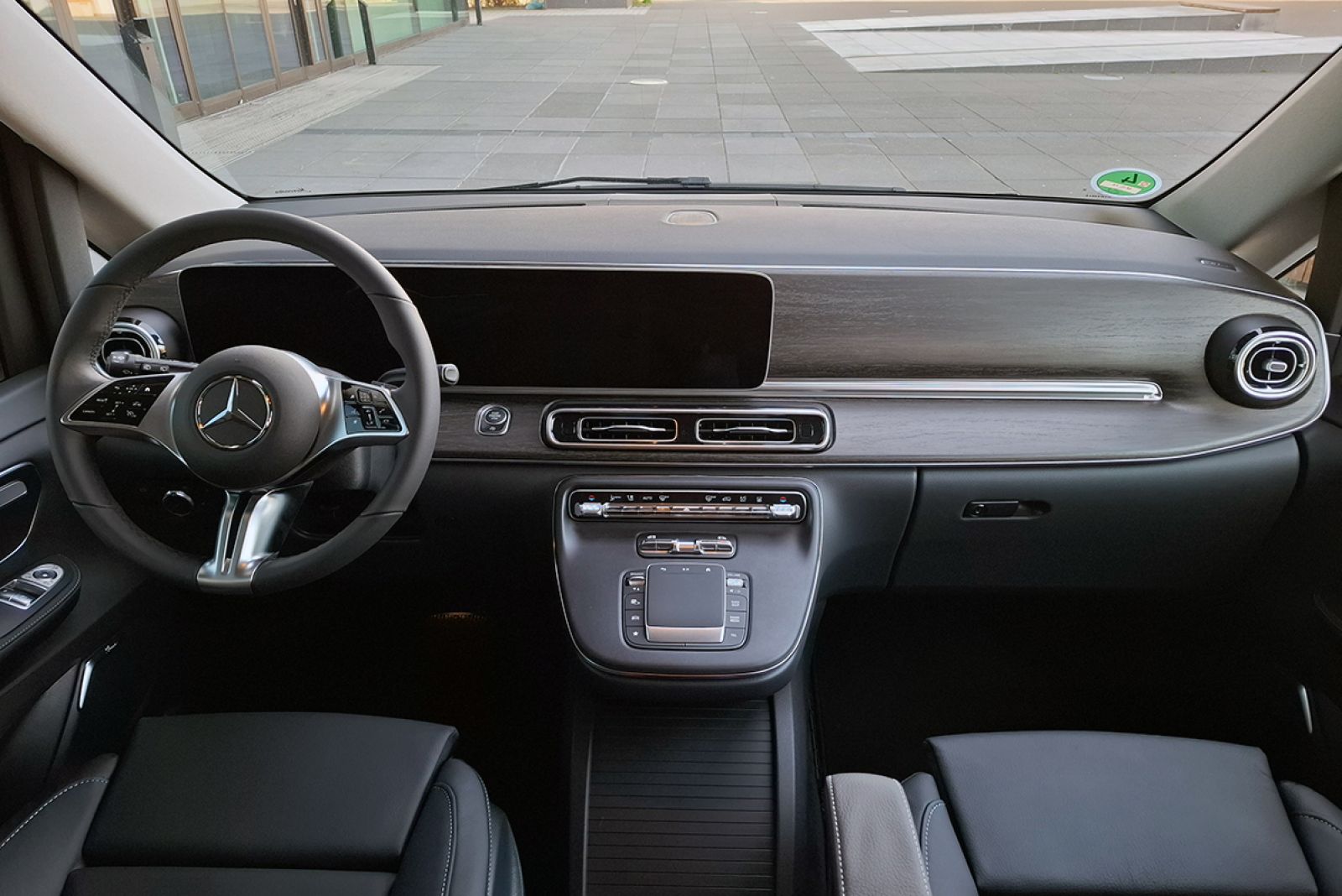 Minivan Mercedes V300d 4matic Innenraum vorne.